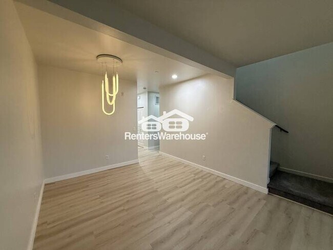 Building Photo - Modern condo, conveniently located!