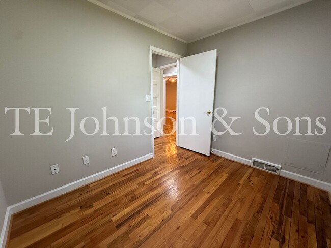 Building Photo - Spacious 3 Bedroom Home with Primary Suite on Main Level and 2-Car Carport