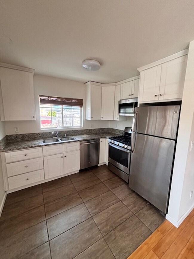 Building Photo - 1828-1828 Montrose St