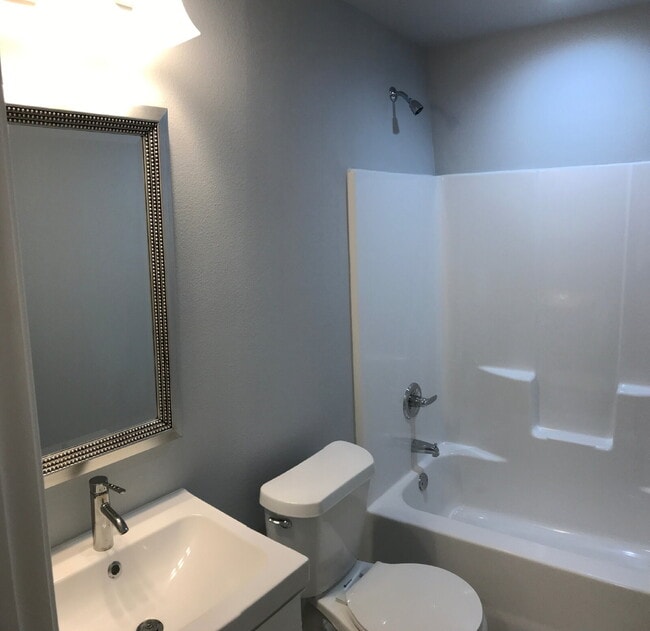 Building Photo - 3/2/2 In Willow Bend!