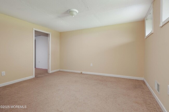Building Photo - 10 Primrose Ln
