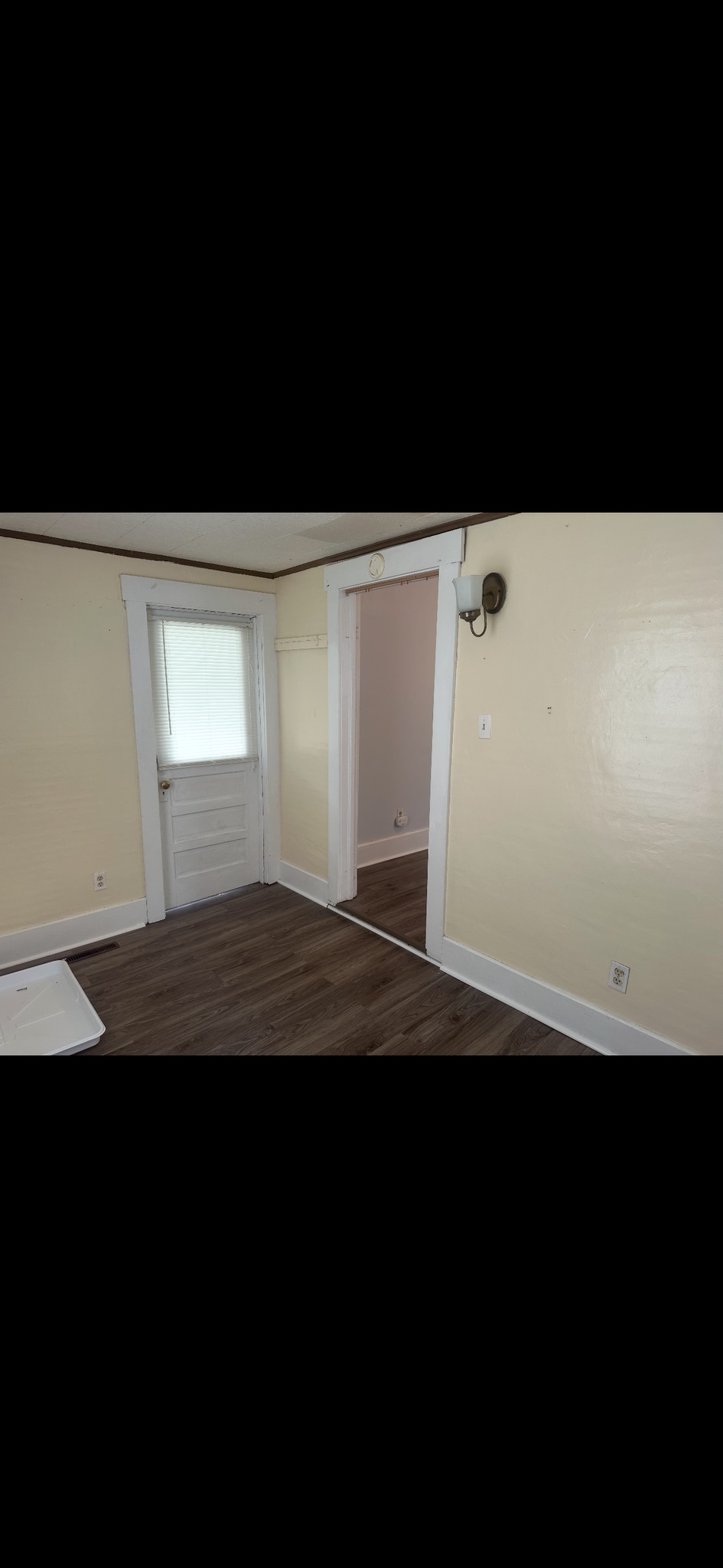 Large walk- in with laundry - 859 Miller St