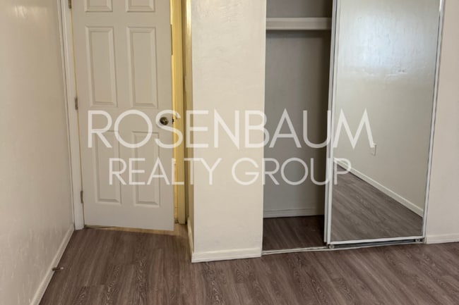 Building Photo - Spacious 1-bed, 1-bath apartment in the he...