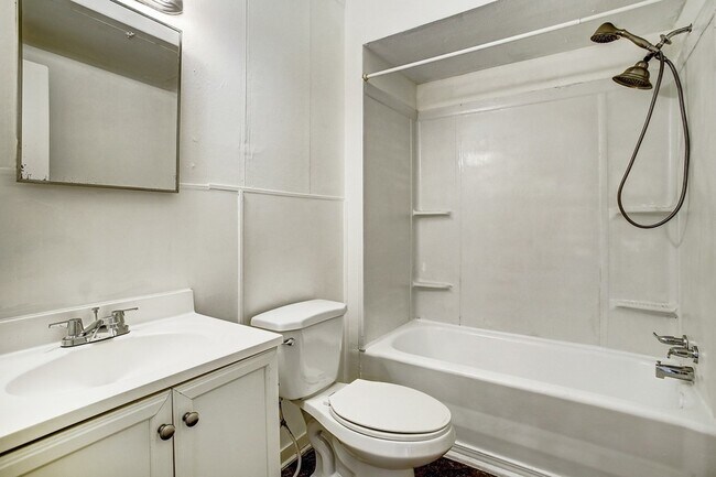 Building Photo - 1127 Yale St