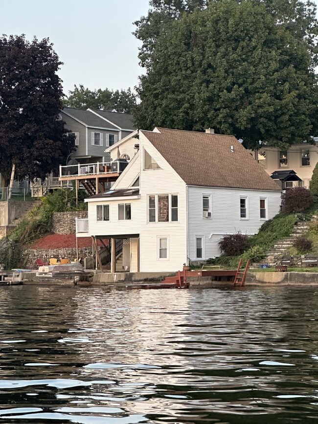 Building Photo - Luxurious 2 Bed, 2 Bath Rental on Lake Qui...