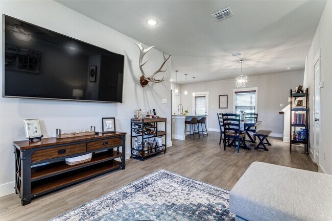 Building Photo - Beautifully Updated 3 Bed, 2.5 Bath in Pea...