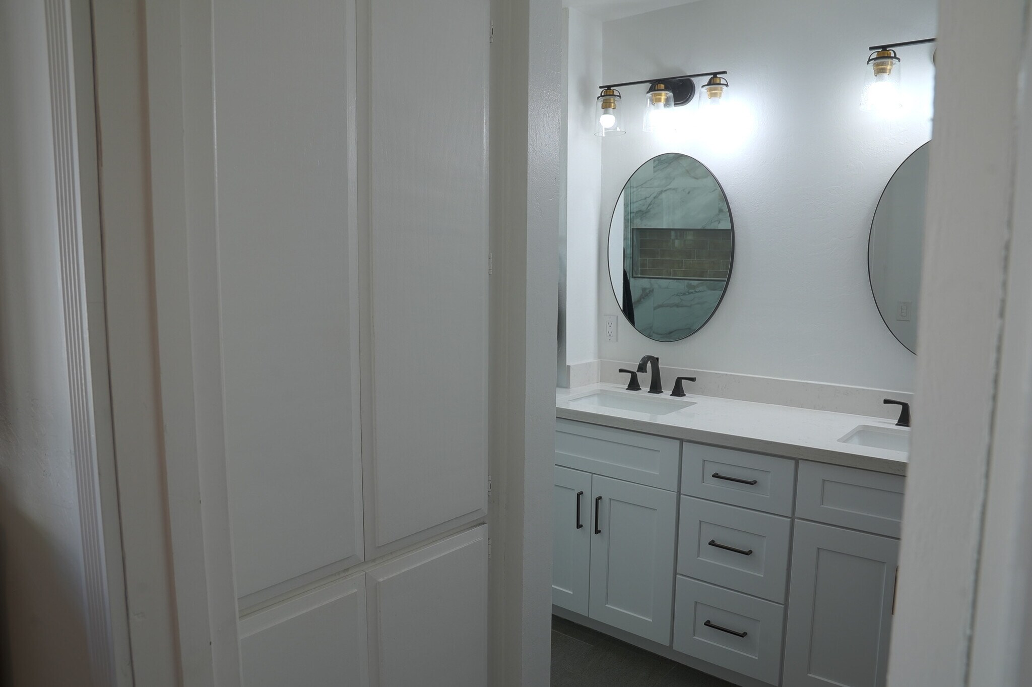 Building Photo - 2526 E Mercer Ln