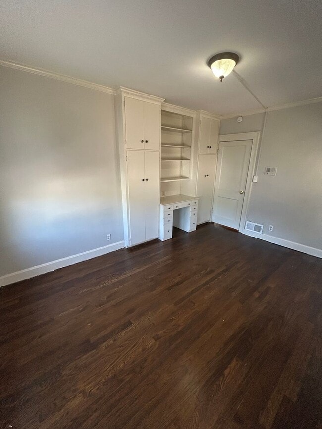 Building Photo - Charming 3-Bed Near UMKC – Hardwood Floors...