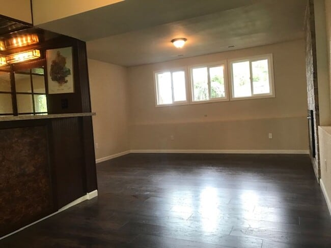 Building Photo - Beautifully remodeled 2 Story SFH 4 BD 2.5...