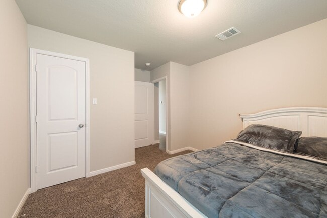 Building Photo - Gorgeous Three Creeks Home