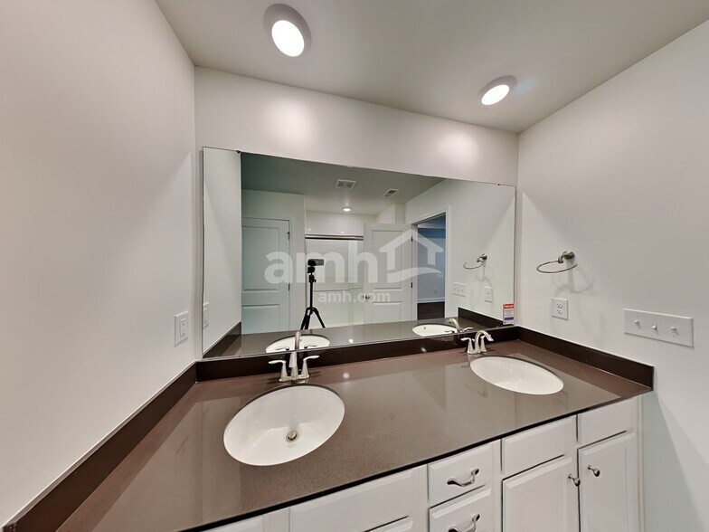 Building Photo - 559 Rivermist Dr