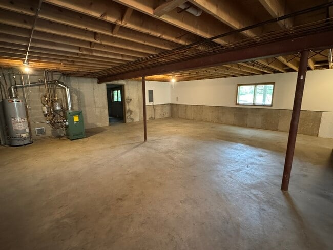 Building Photo - 881 Glenmore Ct