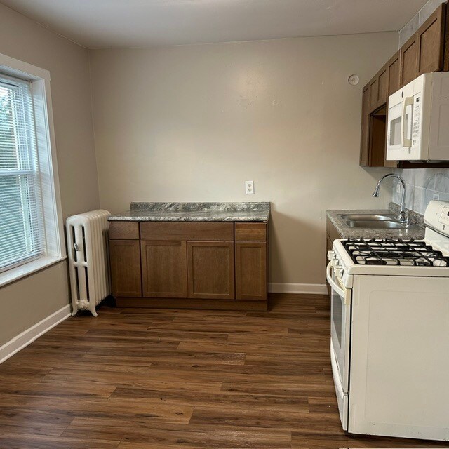 Building Photo - 4058 W Dickens Ave