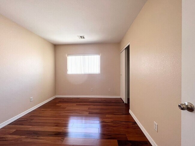 Building Photo - 5717 W Dewey Dr