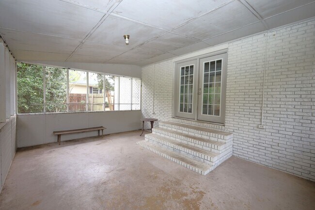 Building Photo - 609 E Stanfill St