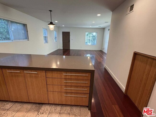 Building Photo - 832 N Las Palmas Ave