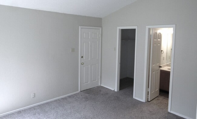 Building Photo - Amazing Lakeway Duplex!