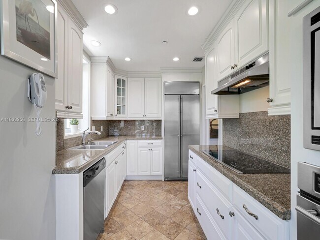 Building Photo - 19126 Fisher Island Dr