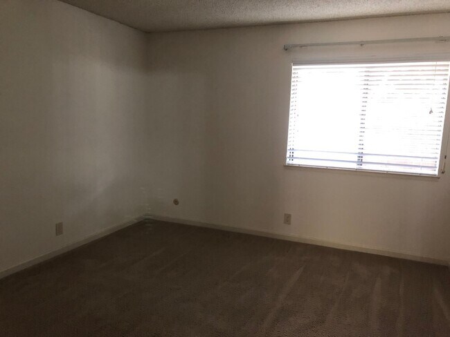 Building Photo - 1001 E Evelyn Ter