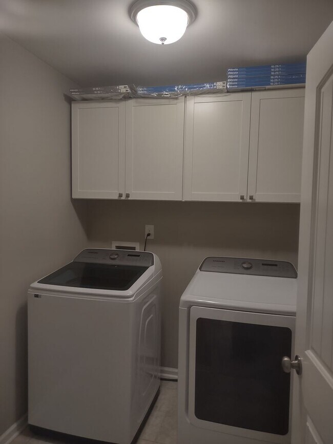 Building Photo - Spectacular Three Bedroom Home in Liberty Ridge!