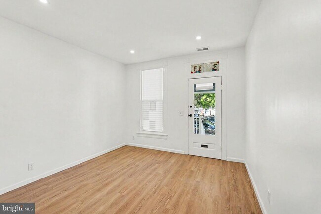 Building Photo - 3033 Barclay St