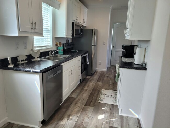 Building Photo - 5552 Annette St