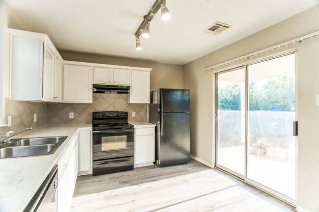 Building Photo - 3003 John Porter Dr