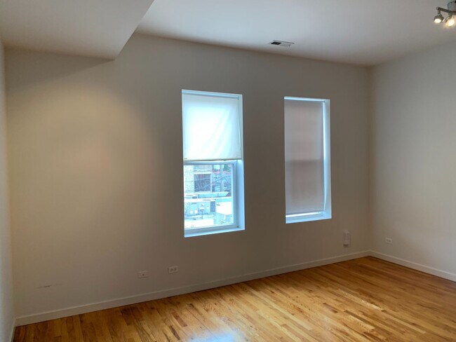 Building Photo - 2824 W Armitage Ave