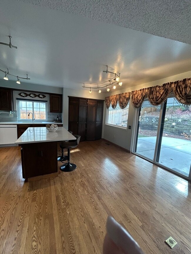 Building Photo - 5 BR/3 1/2 BA in the Desirable Meadowglen Community!!