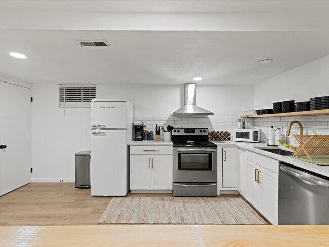Building Photo - 4899 Sonata Dr
