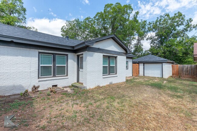 Building Photo - XL HOME!  3 bed, 1 bath, LOTS OF ROOM!
