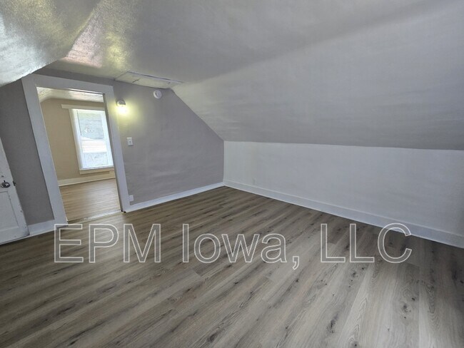 Building Photo - 740 W 11th St