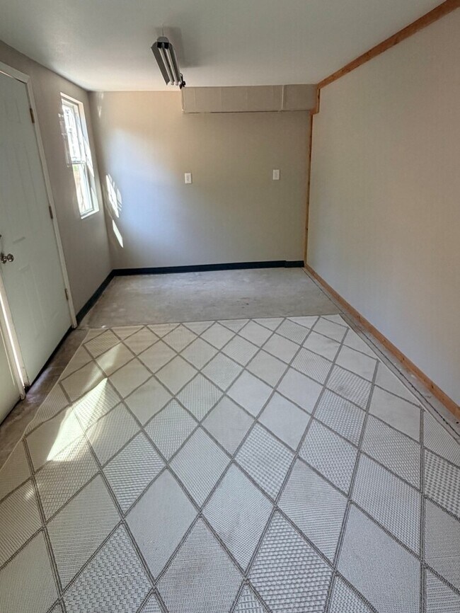 Building Photo - Spacious Home with Office, Studio, Workshop - Endless Possibilities!