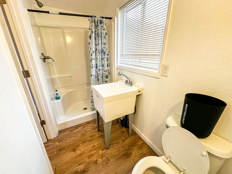 Building Photo - 1611 Carr St