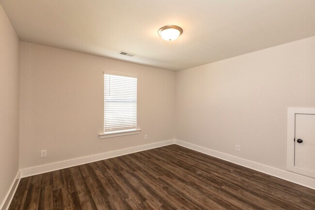 Building Photo - Spacious 3 Bedroom Home with Primary Suite on Main Level