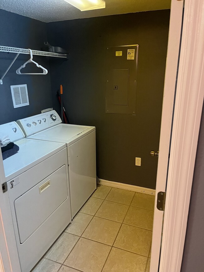 Washer & dryer machines - 4774 Vero Beach Pl