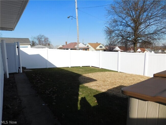 Building Photo - 5653 Cumberland Dr