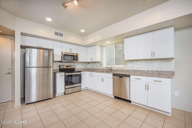 Building Photo - 848 E Park Modern Dr