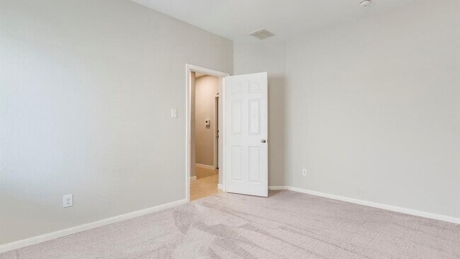 Building Photo - 141 Linden Ln