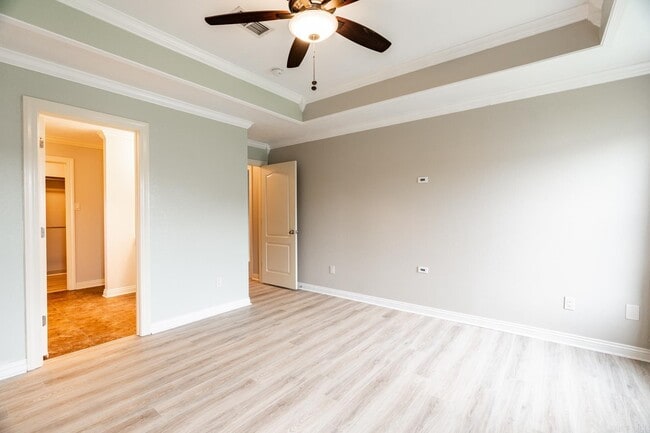 Building Photo - 2423 Palisade Dr