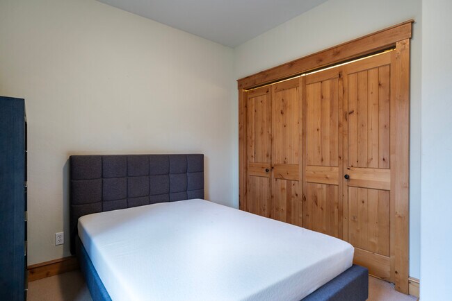 Building Photo - 150 Adams St