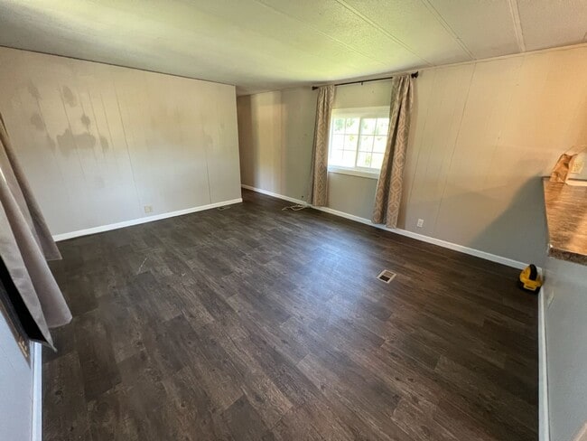 Building Photo - Semi-Rural 2 Bedroom 1 Bath Updated Mobile Home w/ Amenities