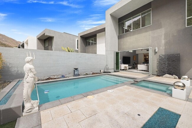 Building Photo - 1201 Surrey Ln