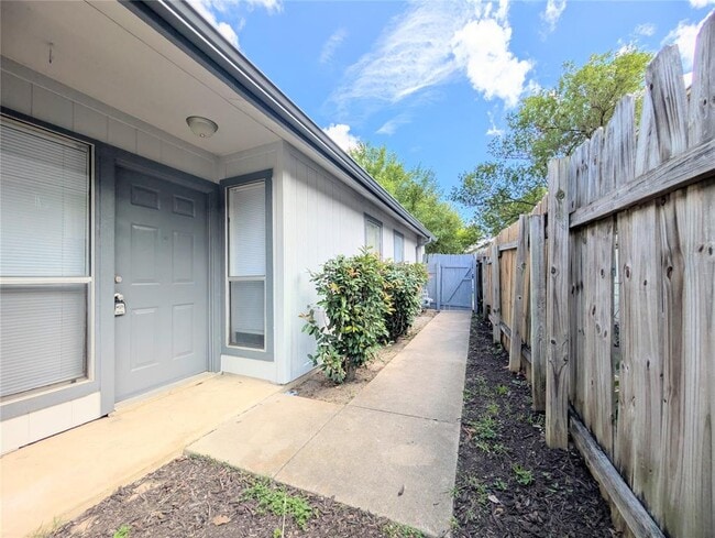 Building Photo - 2036 Redwing Way