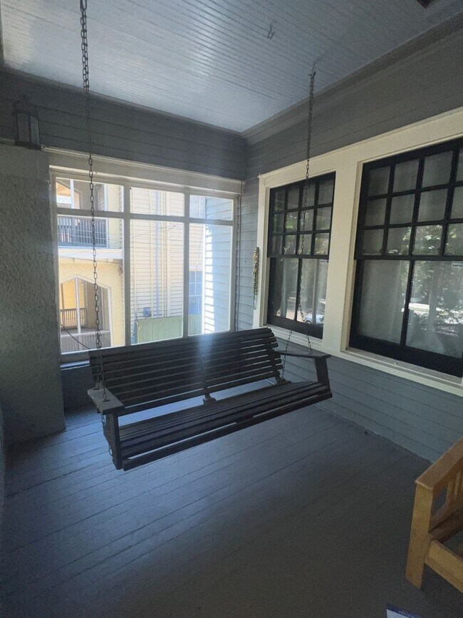 Building Photo - 6 BR Home on Broadway with Pool, Available for Next School Year!