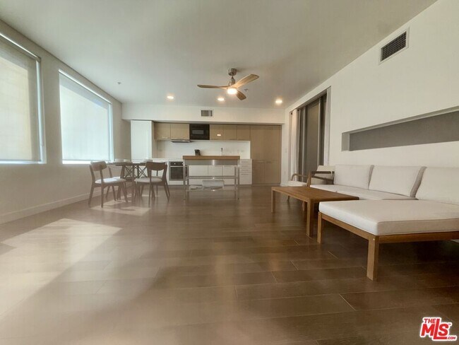 Building Photo - 901 Flower St