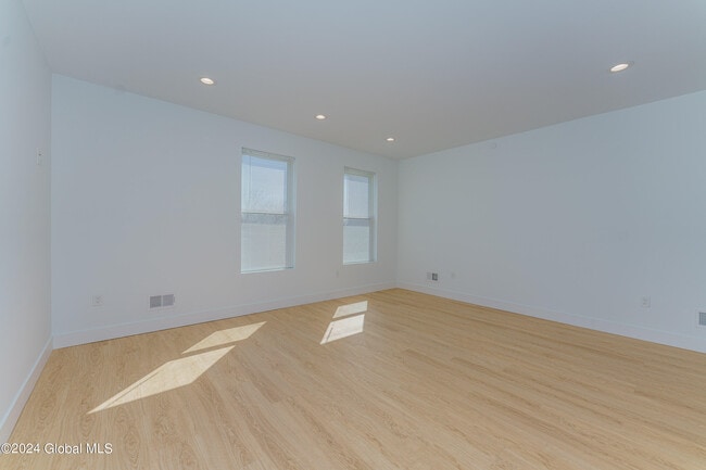 Building Photo - 1133 Loudon Rd