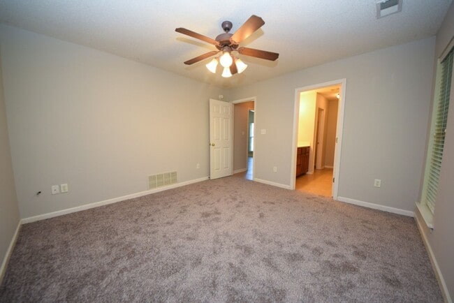 Building Photo - Great curb appeal home with 3 beds and 2 b...