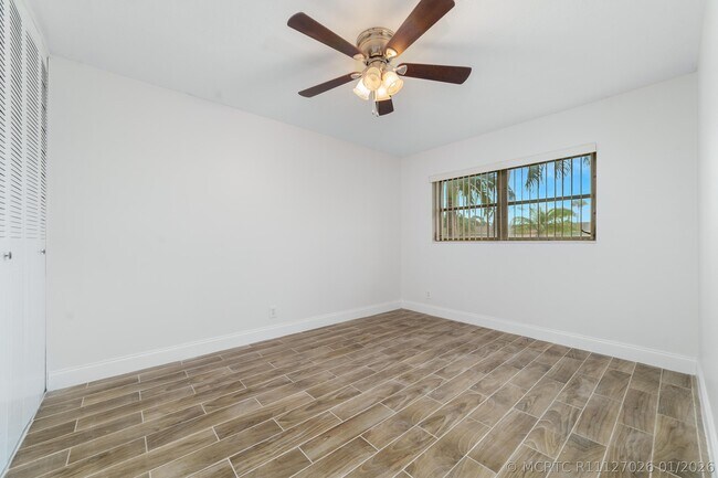 Building Photo - 2567 Dudley Dr E