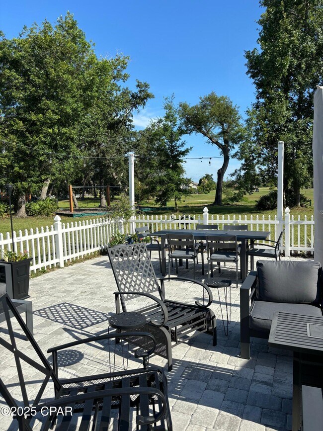Building Photo - 2115 Country Club Dr